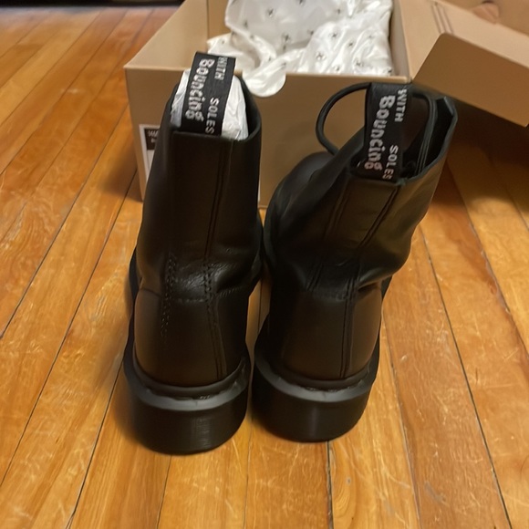 NIB  dr martens womens size 6 - Picture 7 of 9